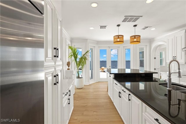 8451 Casa Del Rio Ln, Fort Myers, FL 33919 - kitchen with visible vents, a sink, and dark countertops