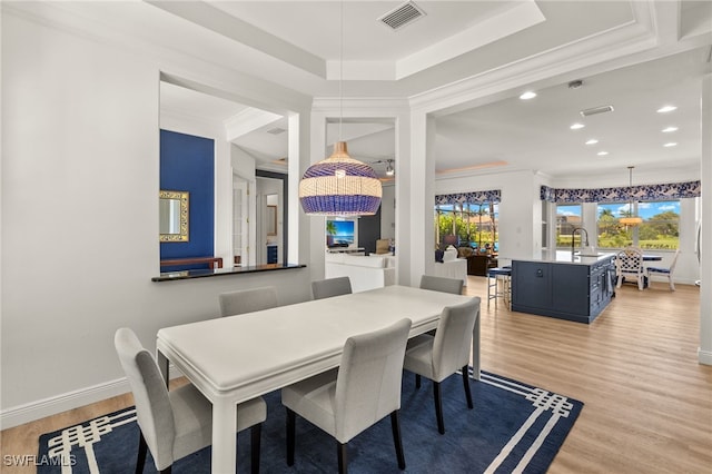dining area featuring recessed lighting, visible vents, ornamental molding, light wood-style floors, and baseboards