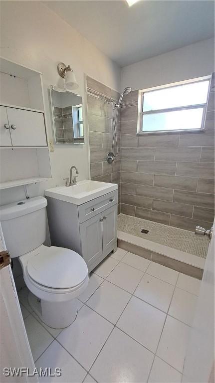 509 W Obispo Ave, Clewiston, FL 33440 - bathroom featuring toilet, tile patterned floors, tiled shower, and vanity