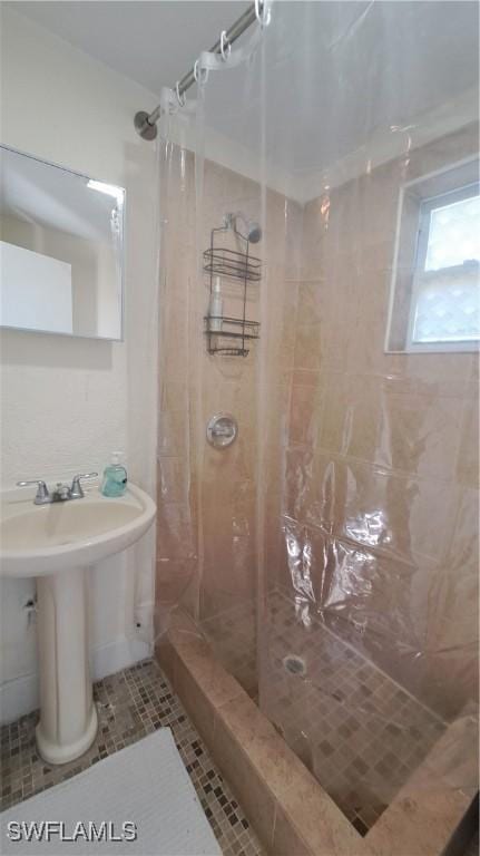 509 W Obispo Ave, Clewiston, FL 33440 - full bathroom featuring a shower stall, a sink, and tile patterned flooring