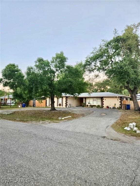 single story home with driveway