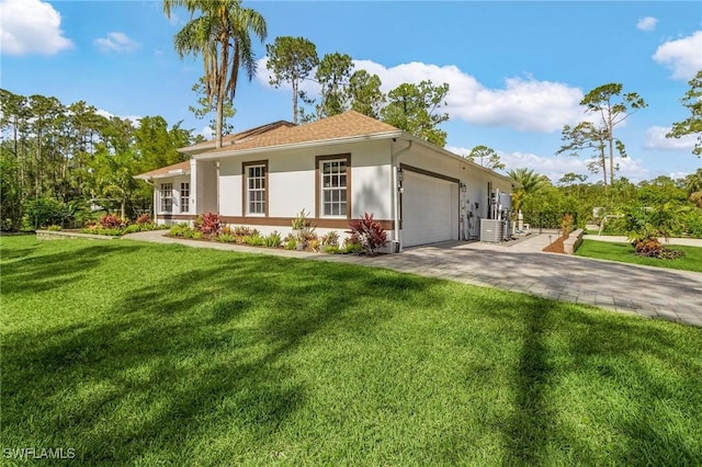 595 31st St NW, Naples, FL 34120 - ranch-style home with stucco siding, a garage, a front lawn, and driveway
