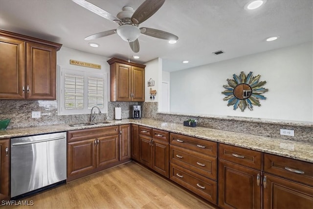 kitchen with light wood-style flooring, a ceiling fan, visible vents, dishwasher, and a sink