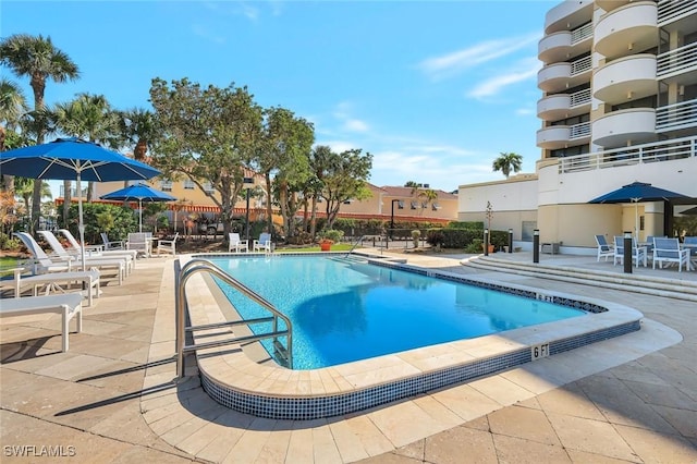 3100 Gulf Shore Blvd N Unit 103, Naples, FL 34103 - community pool featuring a patio