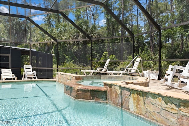 4925 Boxwood Way, Naples, FL 34116 - swimming pool with an in-ground hot tub and a lanai