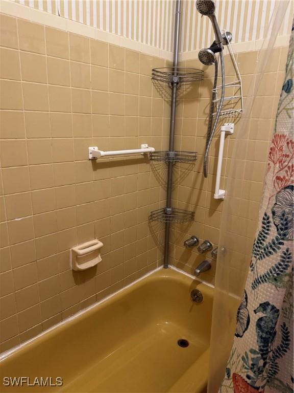 full bathroom featuring shower / tub combo