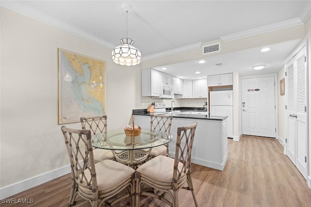 2230 Camino Del Mar Dr Unit 1C4, Sanibel, FL 33957 - dining area featuring light wood-style floors, baseboards, ornamental molding, visible vents, and recessed lighting