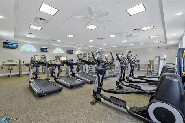 gym with visible vents, ceiling fan, and baseboards