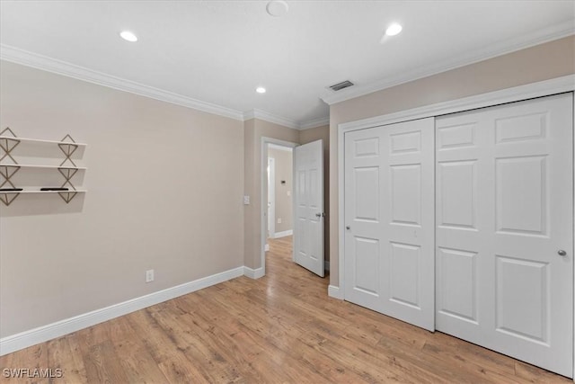 unfurnished bedroom featuring baseboards, ornamental molding, light wood finished floors, recessed lighting, and a closet