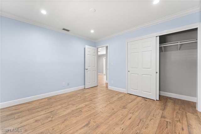 unfurnished bedroom featuring ornamental molding, light wood-type flooring, a closet, recessed lighting, and baseboards