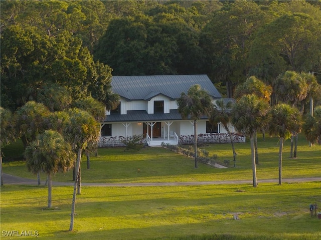view of front of property featuring a front yard and covered porch