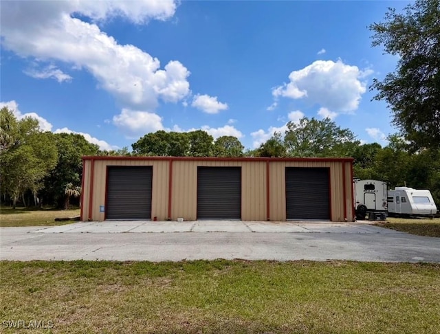 view of detached garage