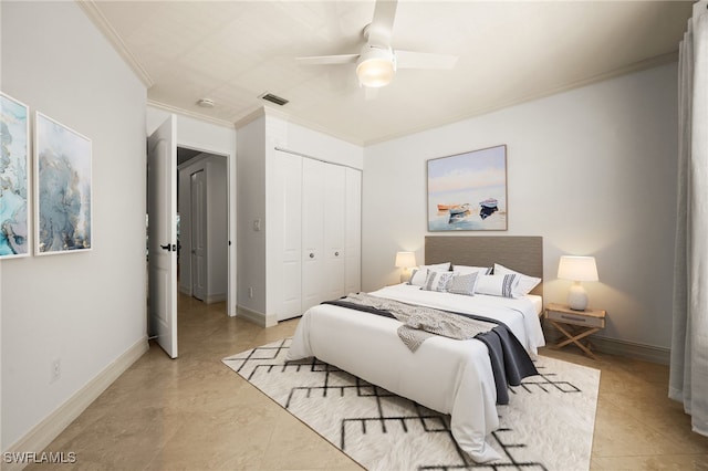 bedroom with baseboards, visible vents, a closet, ceiling fan, and crown molding