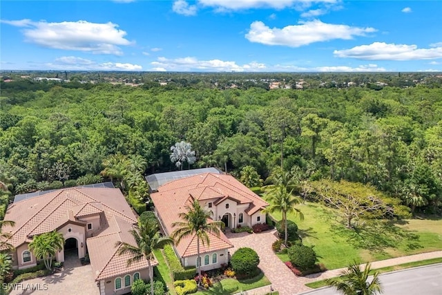 birds eye view of property featuring a forest view