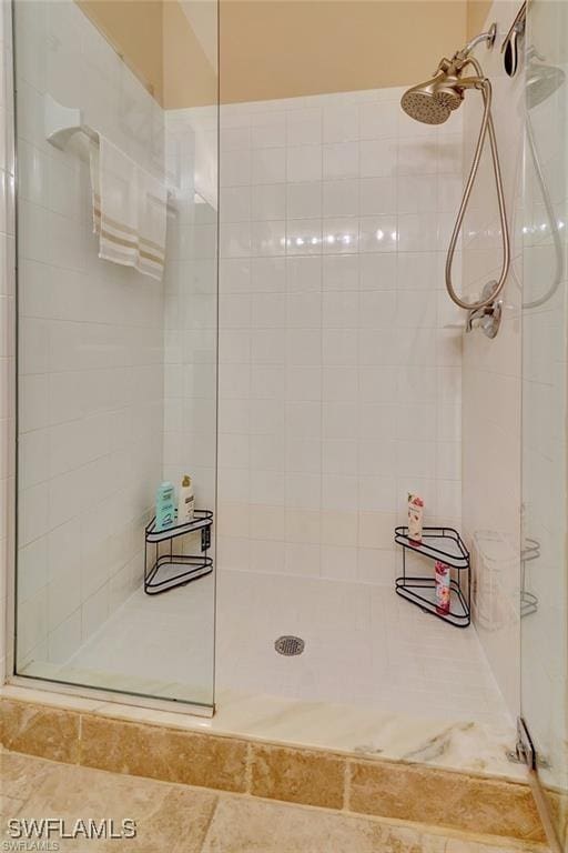 bathroom featuring a tile shower