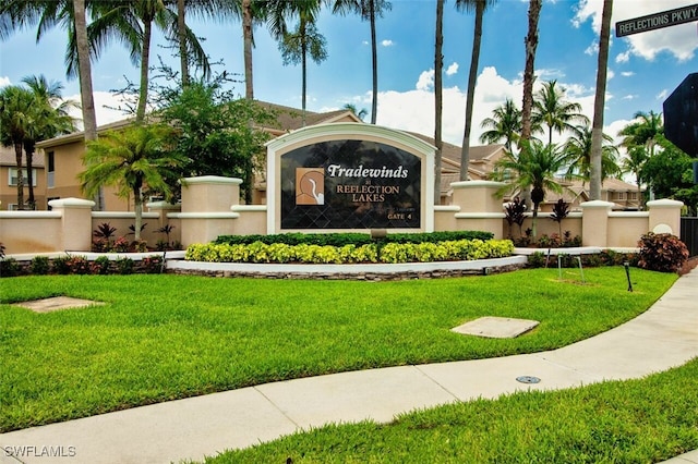 community sign with a yard