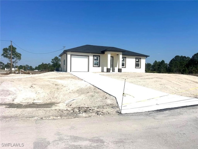 view of front of home featuring stucco siding and concrete driveway