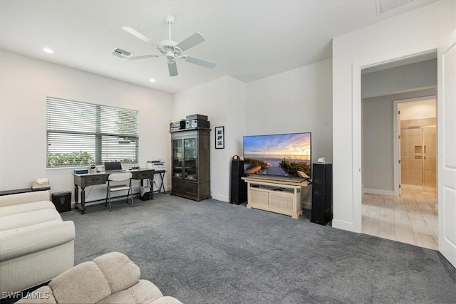 living area with carpet flooring, baseboards, visible vents, recessed lighting, and a ceiling fan