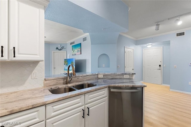kitchen featuring visible vents, stainless steel dishwasher, ornamental molding, a sink, and light wood-type flooring