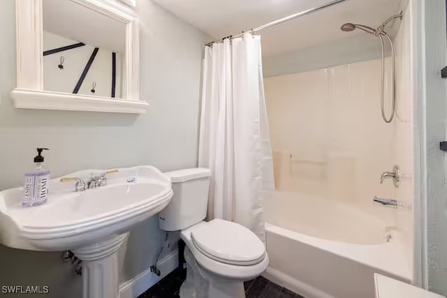 bathroom featuring toilet and shower / tub combo