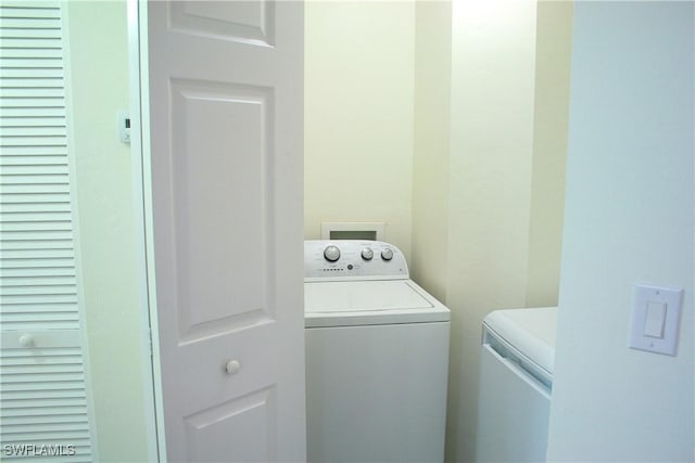 laundry room with washing machine and dryer