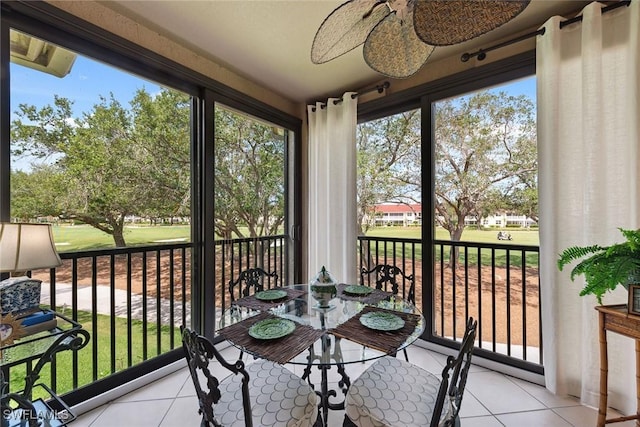 sunroom / solarium with ceiling fan