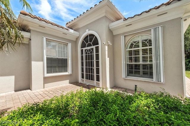 property entrance featuring stucco siding