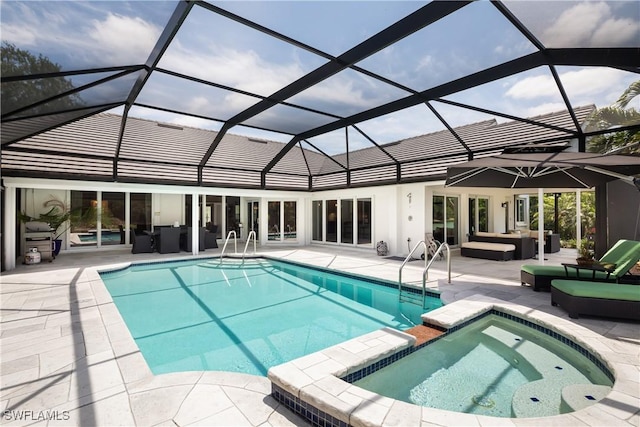 view of swimming pool featuring a lanai, a patio area, an outdoor living space, and a pool with connected hot tub