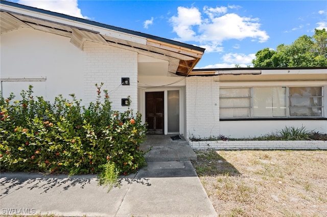 10300 Mcgregor Blvd, Fort Myers, FL 33919 - property entrance featuring brick siding