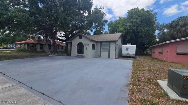 2357 Crawford St, Fort Myers, FL 33901 - bungalow-style home with driveway and stucco siding