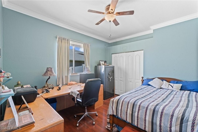 2640 SW 29th Ave, Cape Coral, FL 33914 - bedroom with dark wood-style flooring, a closet, crown molding, ceiling fan, and a desk