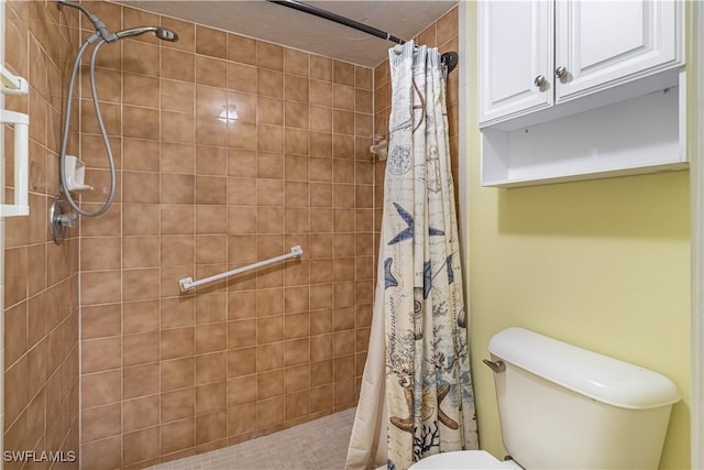 full bath with a tile shower and toilet