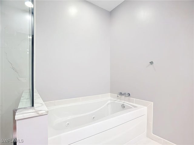 3000 Oasis Grand Blvd, Fort Myers, FL 33916 - full bath featuring a whirlpool tub