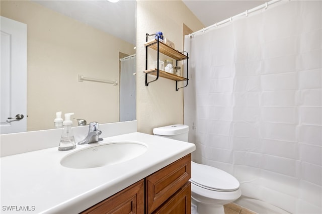 full bath featuring a shower with curtain, vanity, and toilet
