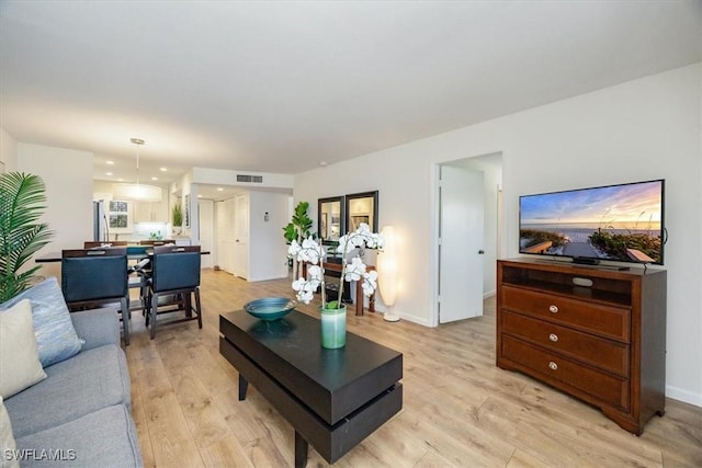 living room with visible vents, light wood-type flooring, recessed lighting, and baseboards