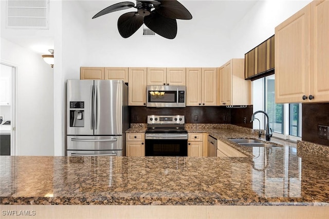 kitchen featuring a sink, ceiling fan, visible vents, backsplash, and appliances with stainless steel finishes
