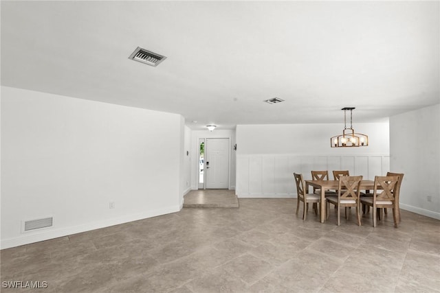 dining room featuring visible vents and an inviting chandelier
