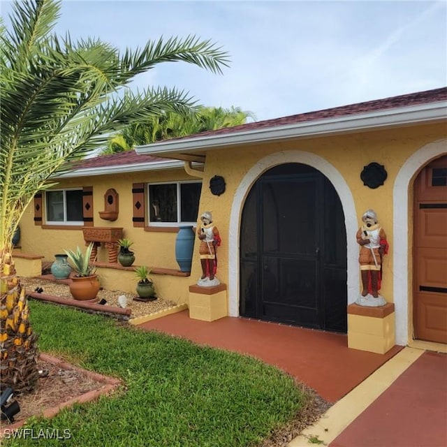 view of exterior entry with stucco siding