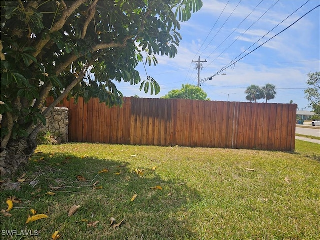 view of yard featuring fence