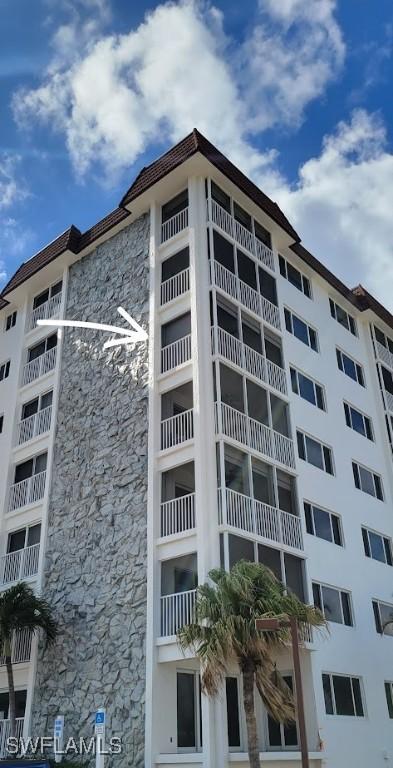 view of apartment building / complex
