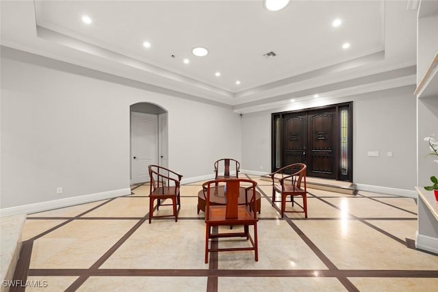 dining room featuring visible vents, baseboards, recessed lighting, a tray ceiling, and arched walkways