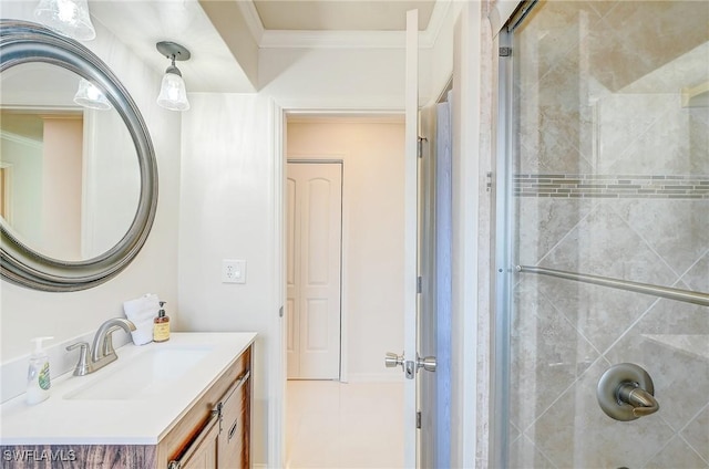 full bath with crown molding, a tile shower, and vanity