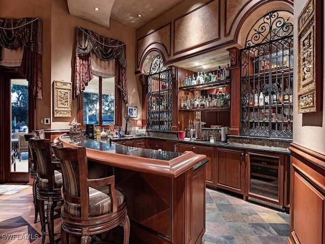 9663 Mashie Ct, Naples, FL 34108 - indoor wet bar featuring wine cooler, cooktop, and a high ceiling