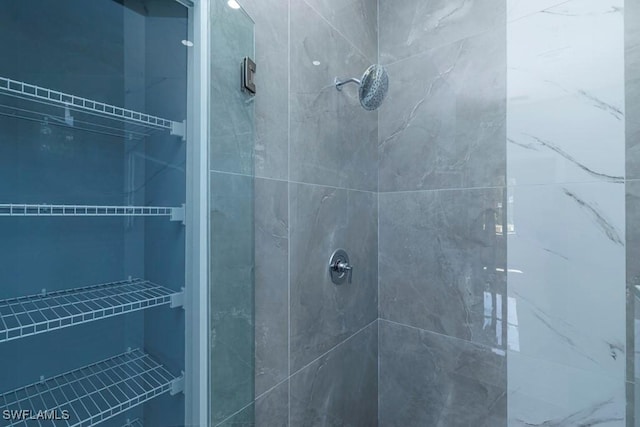 full bathroom featuring a tile shower