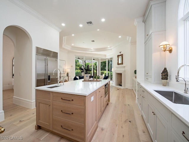 650 Bow Line Dr, Naples, FL 34103 - kitchen featuring a sink, crown molding, light wood-type flooring, baseboards, and recessed lighting
