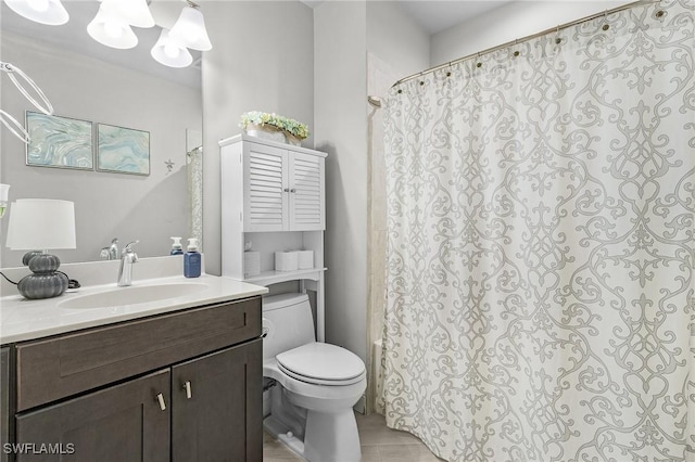 full bath with vanity, a shower with curtain, toilet, and a notable chandelier