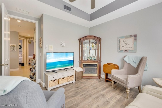 living area with a ceiling fan, visible vents, light wood-type flooring, baseboards, and recessed lighting