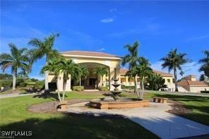 view of front of property featuring a front lawn
