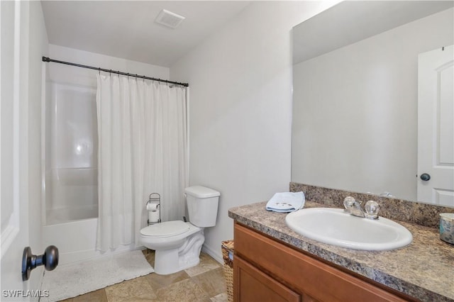 bathroom with vanity, toilet, visible vents, baseboards, and shower / tub combo with curtain
