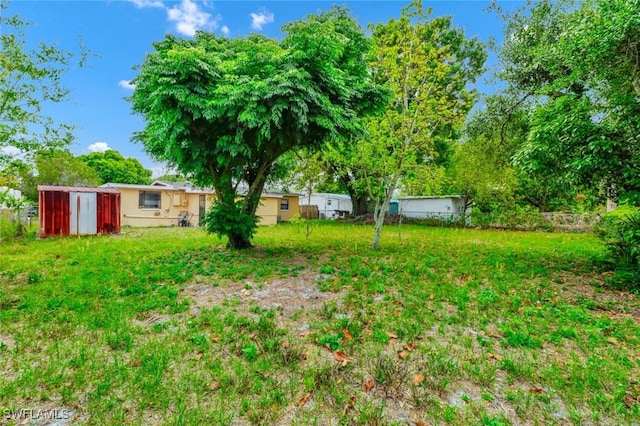 view of yard featuring an outdoor structure and a shed
